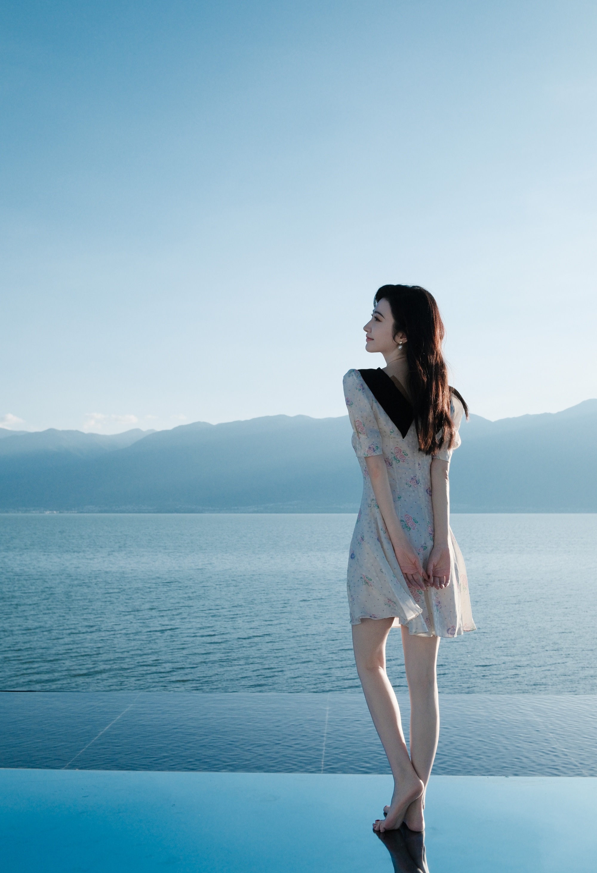 明星写真:景甜白色碎花短裙美拍,肤如凝脂美腿修长尽显好身材