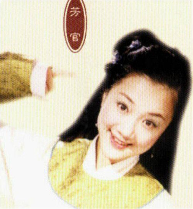 2001年他还特意邀请李依晓饰演《红楼丫头》中王熙凤的陪房丫头芳官