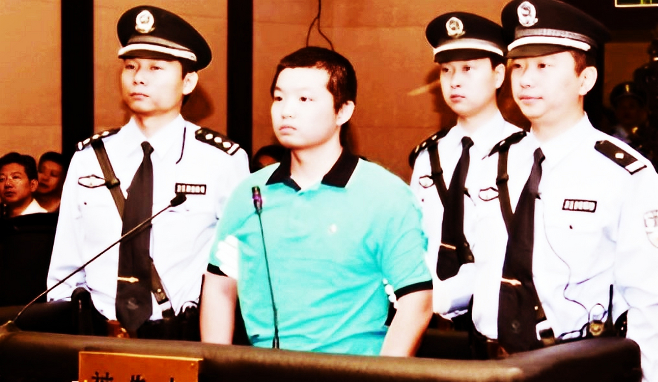 2008年7月1日,造成闸北民警6死4伤的杨佳隐匿在照片中现身,仿佛刚才的