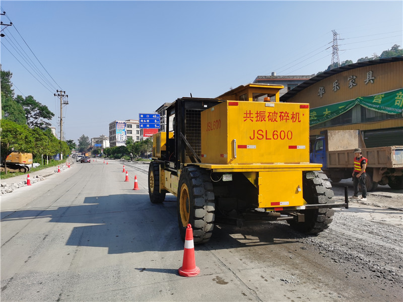 单锤头水泥路面破碎机图片