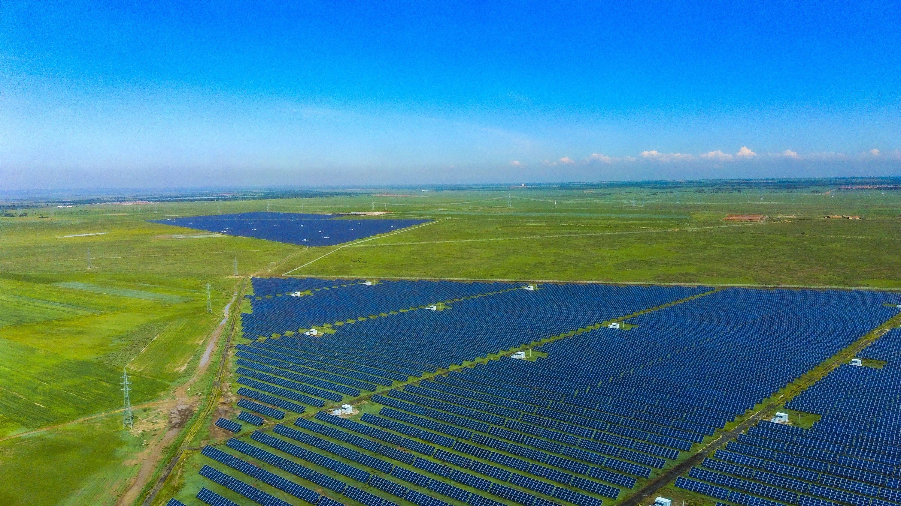 在吉林汪清,东旭蓝天已并网发电多年的汪清一期100mw,二期30mw光伏