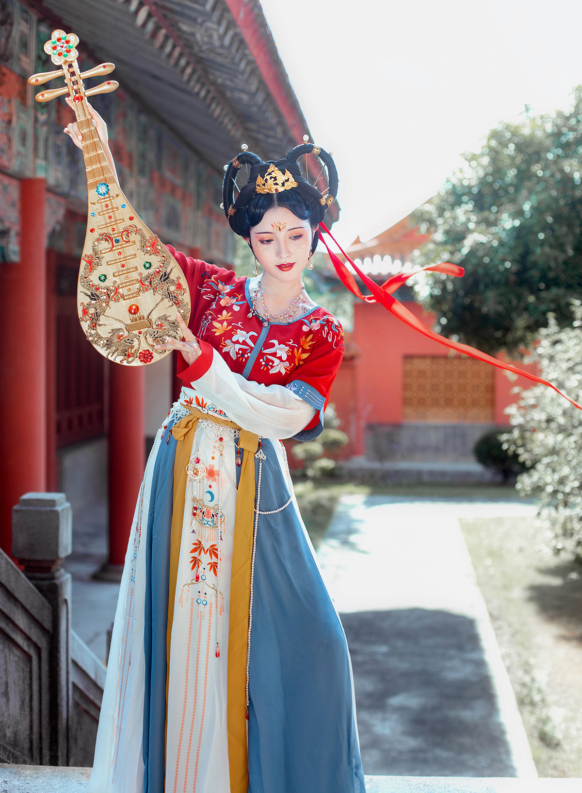 从壁画上"走"下来的敦煌风汉服,太美了,网友:穿上能飞天吗?