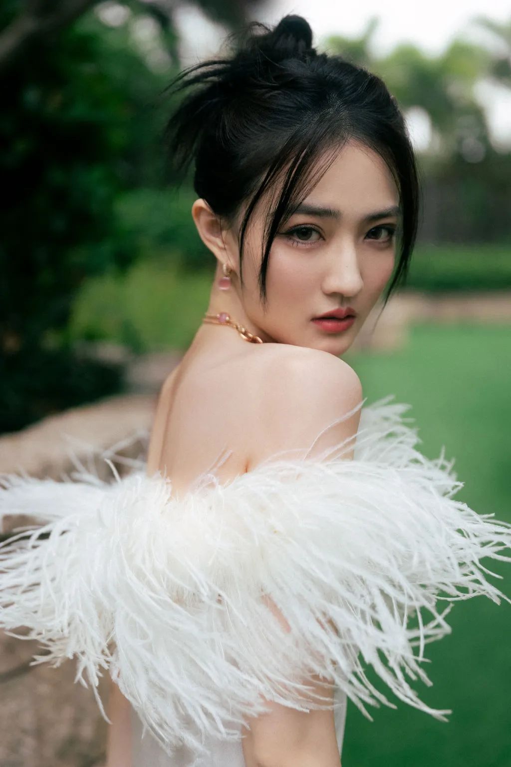 人像欣赏:徐璐穿羽毛短裙秀美腿,精致可人