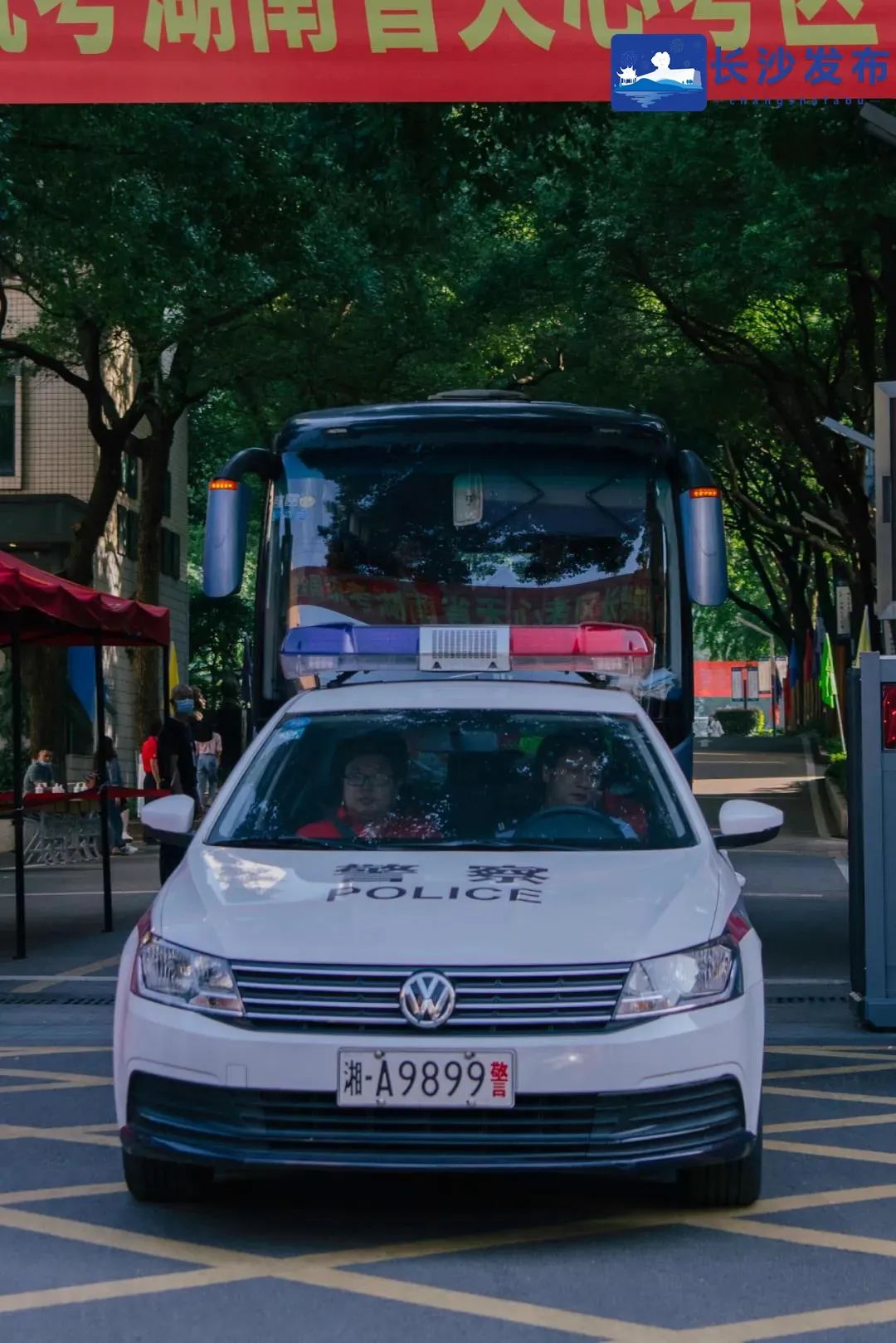 警车为高考车开道,硬核护航高考!