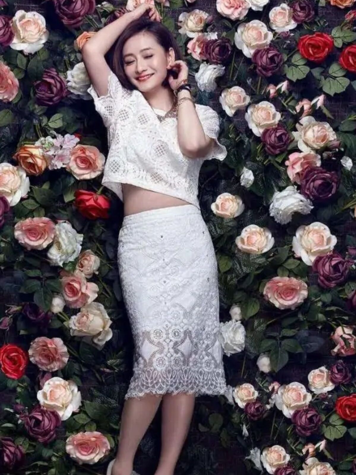 陈德容虽然很瘦,但却没有"骨架感",穿上蕾丝裙更是减龄又吸睛