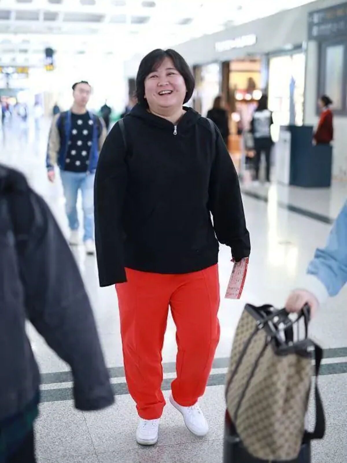 贾玲穿卫衣现身机场,减龄俏皮太吸睛,笑起来更是招人喜欢