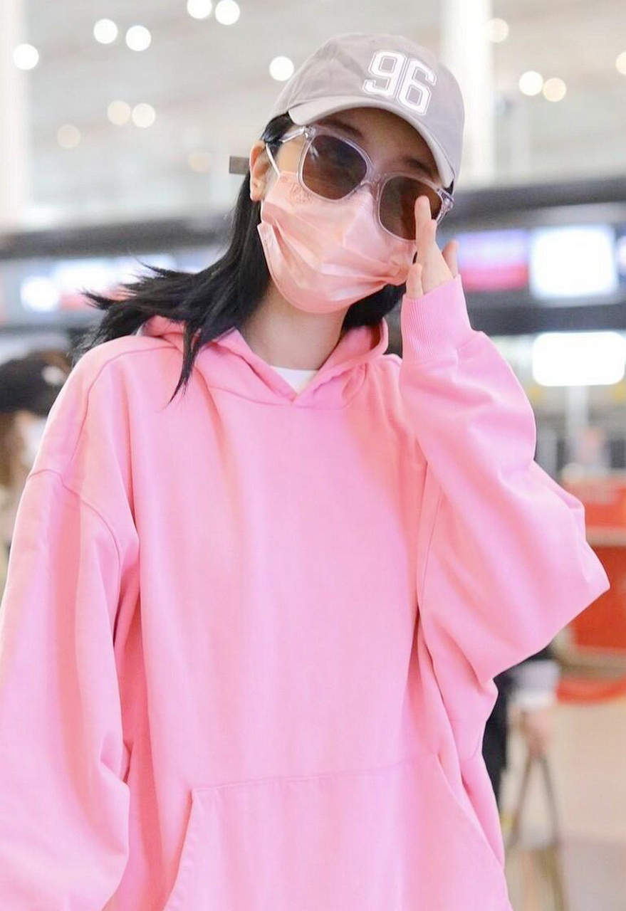 赵小棠机场街拍,粉色连帽卫衣搭配运动短裤,厚底拖鞋青春洋溢!