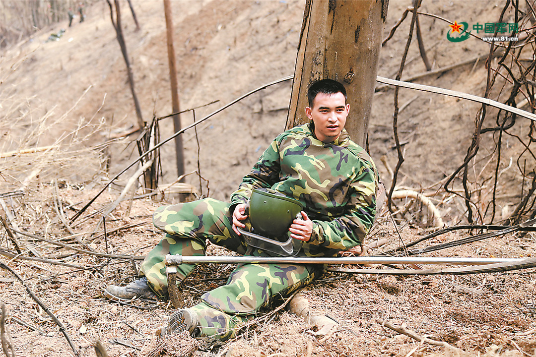 扫雷英雄杜富国面对死神威胁:"你退后,让我来!