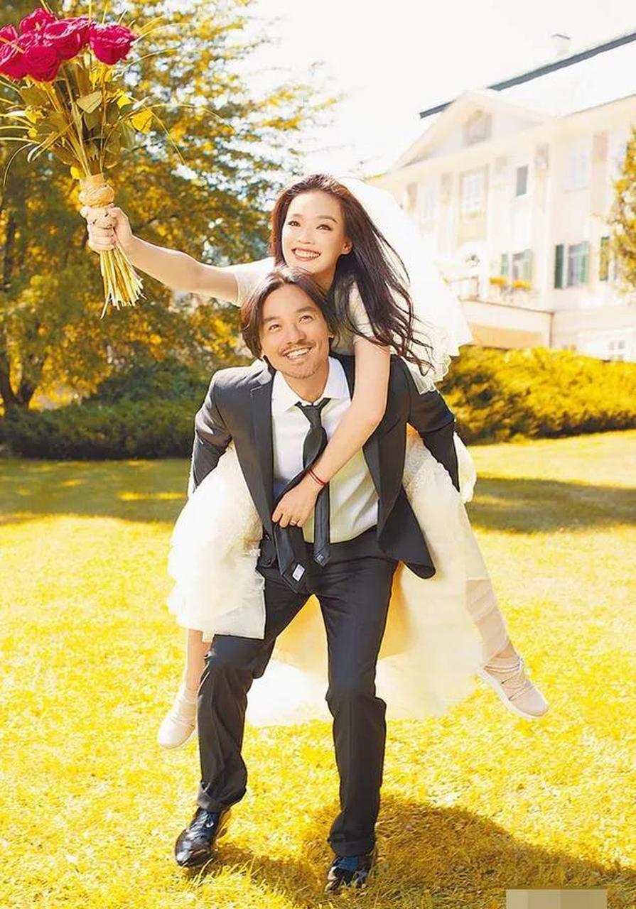 那天晚上,舒淇在台上唱跳,张震靠在暗处的柱子上看了她好久,助手对