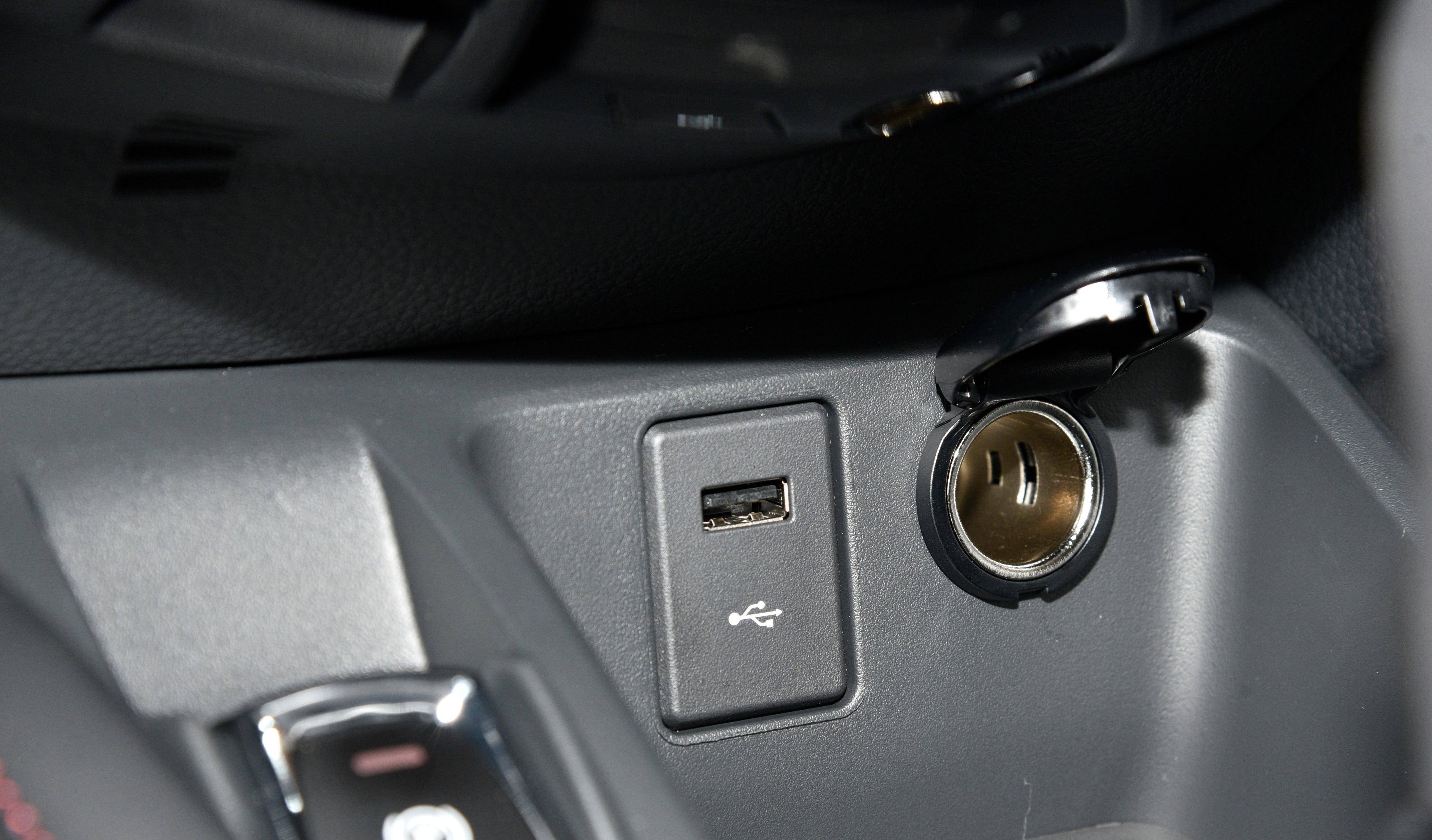 刚提的新车,一键启动的,请问怎么在熄火情况下开电源使用多媒体