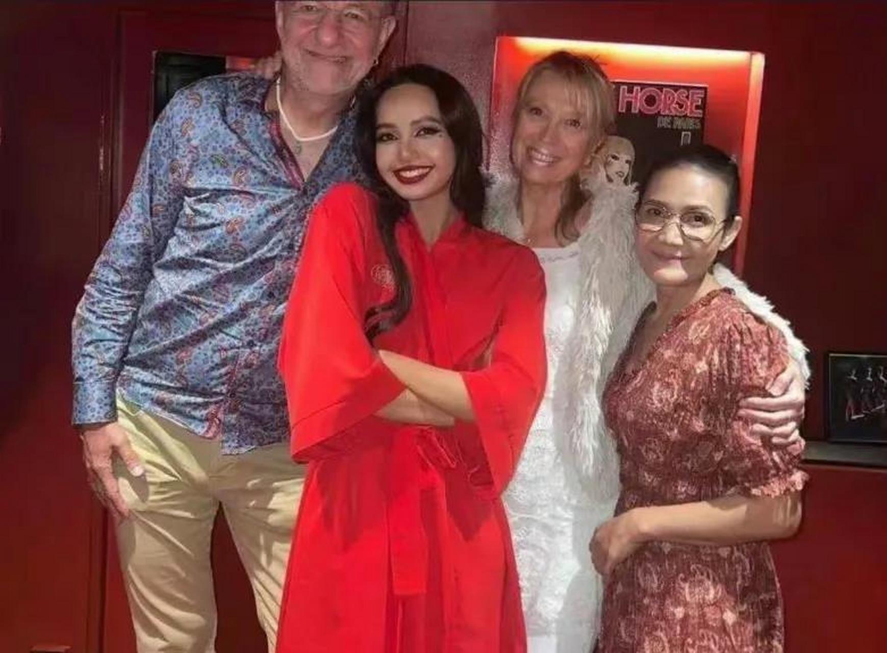 lisa在【疯马秀】后台和父母合影,有网友说穿白裙子的女性是他爸的