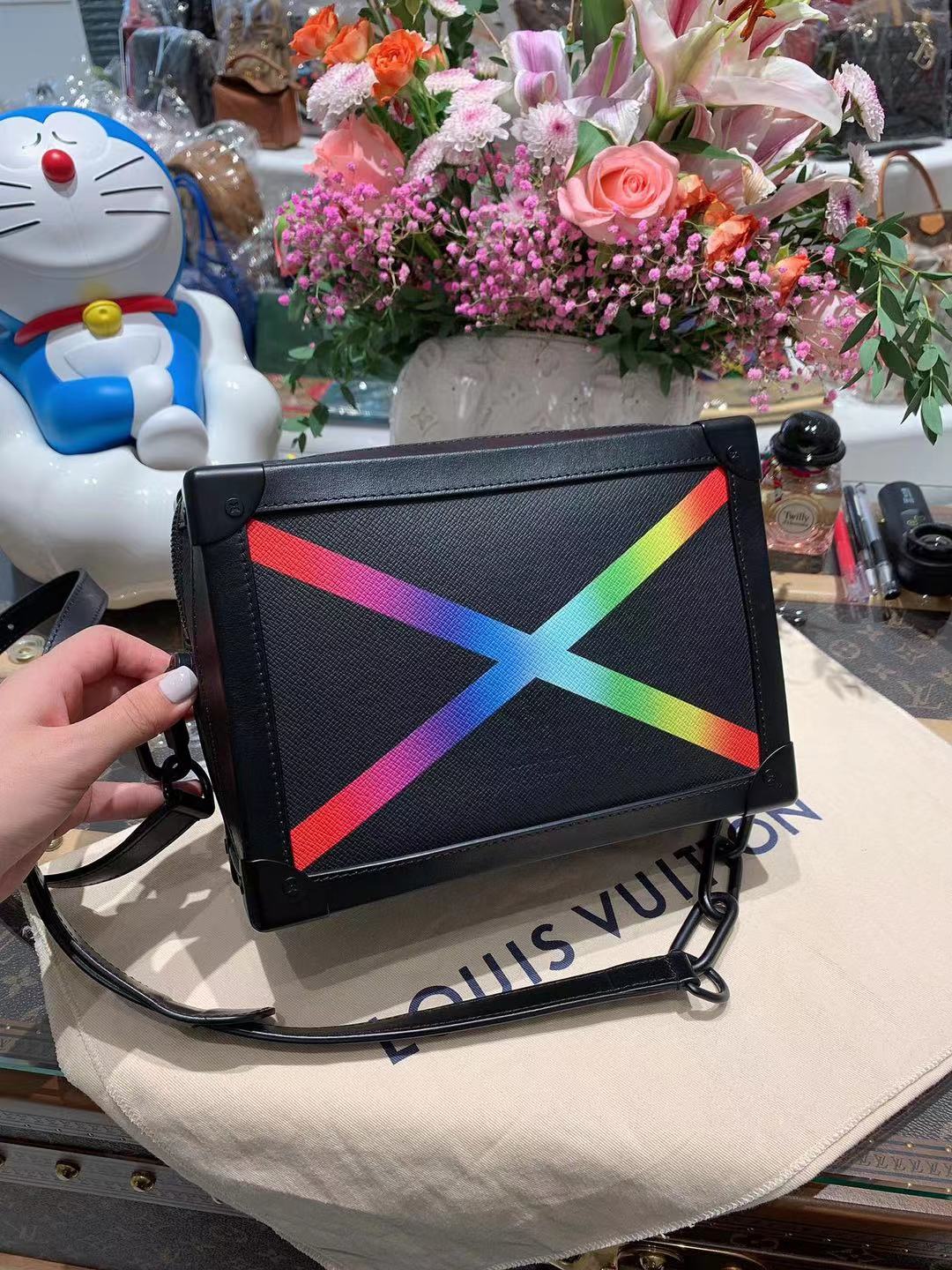 lv clutch box 限量柳钉包的设计灵感与详细介绍