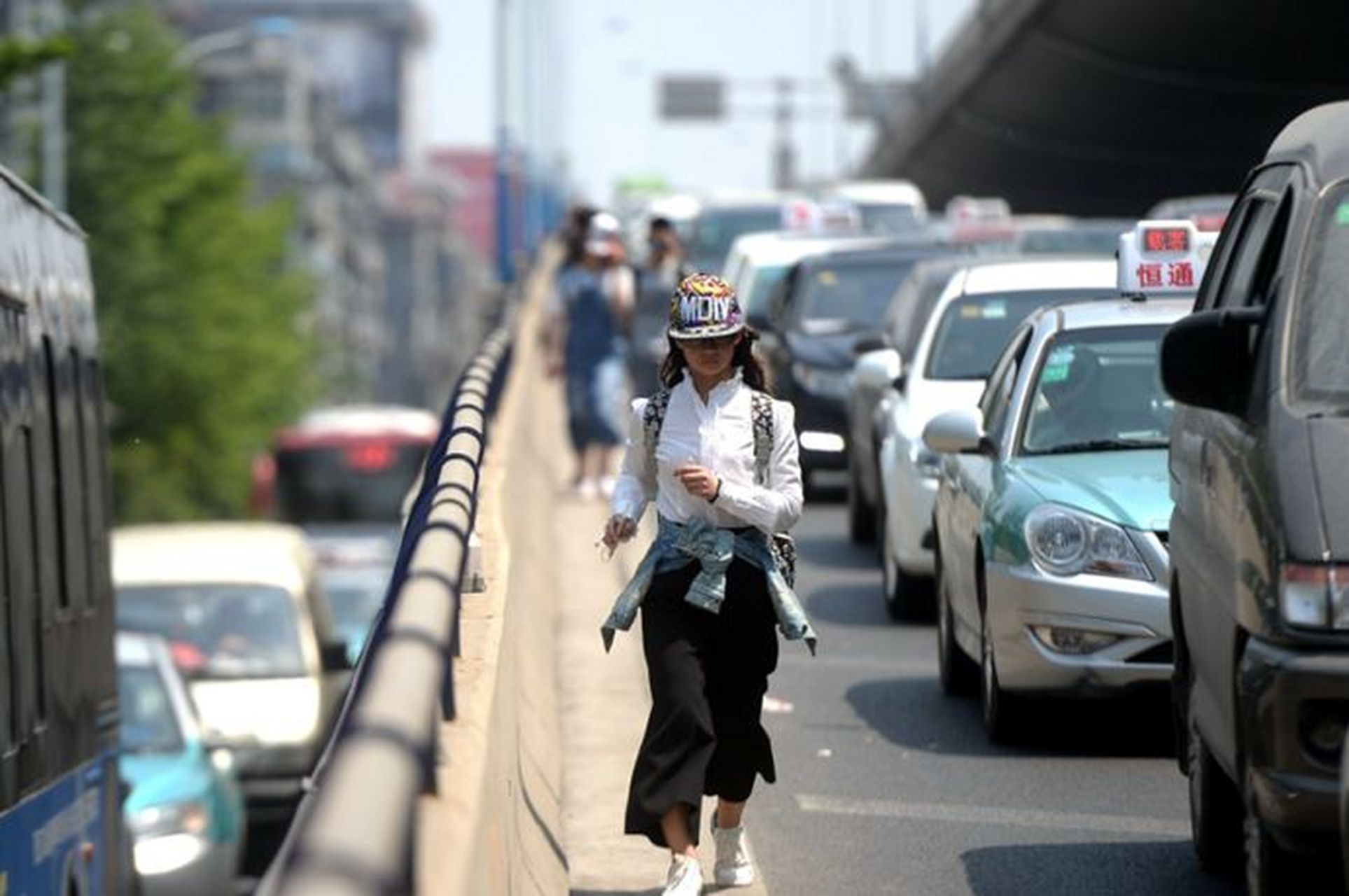 女司机的用车宝典##堵车期间应该注意哪些?