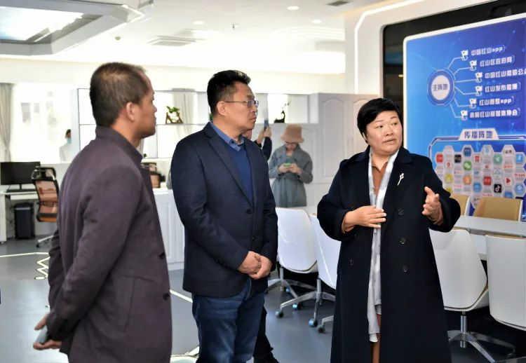 内蒙古日报社副总编白春到红山区融媒体中心调研