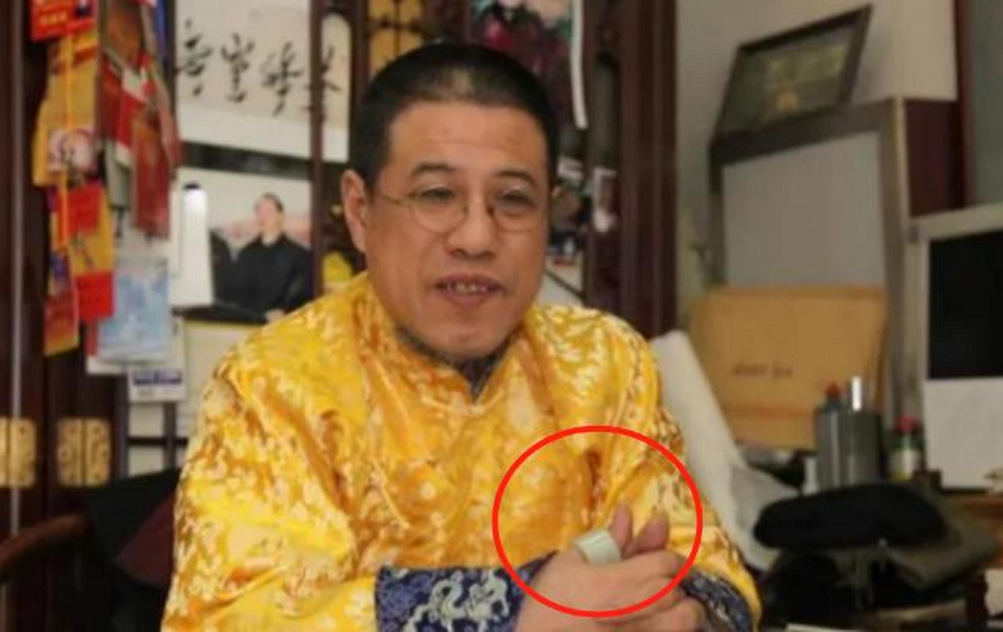 2015年,吉林一男子称自己手上的戒指是乾隆皇帝戴过的,专家鉴定后当即