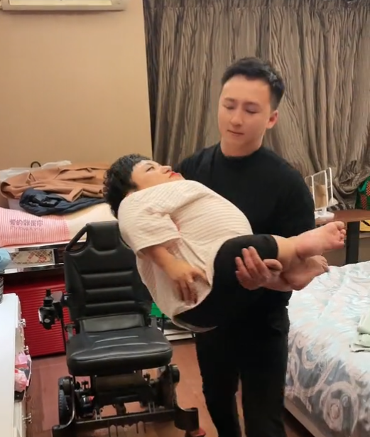 网红"李喜梅"官宣怀孕,身高0.8米与丈夫相差悬殊,网友:狠人