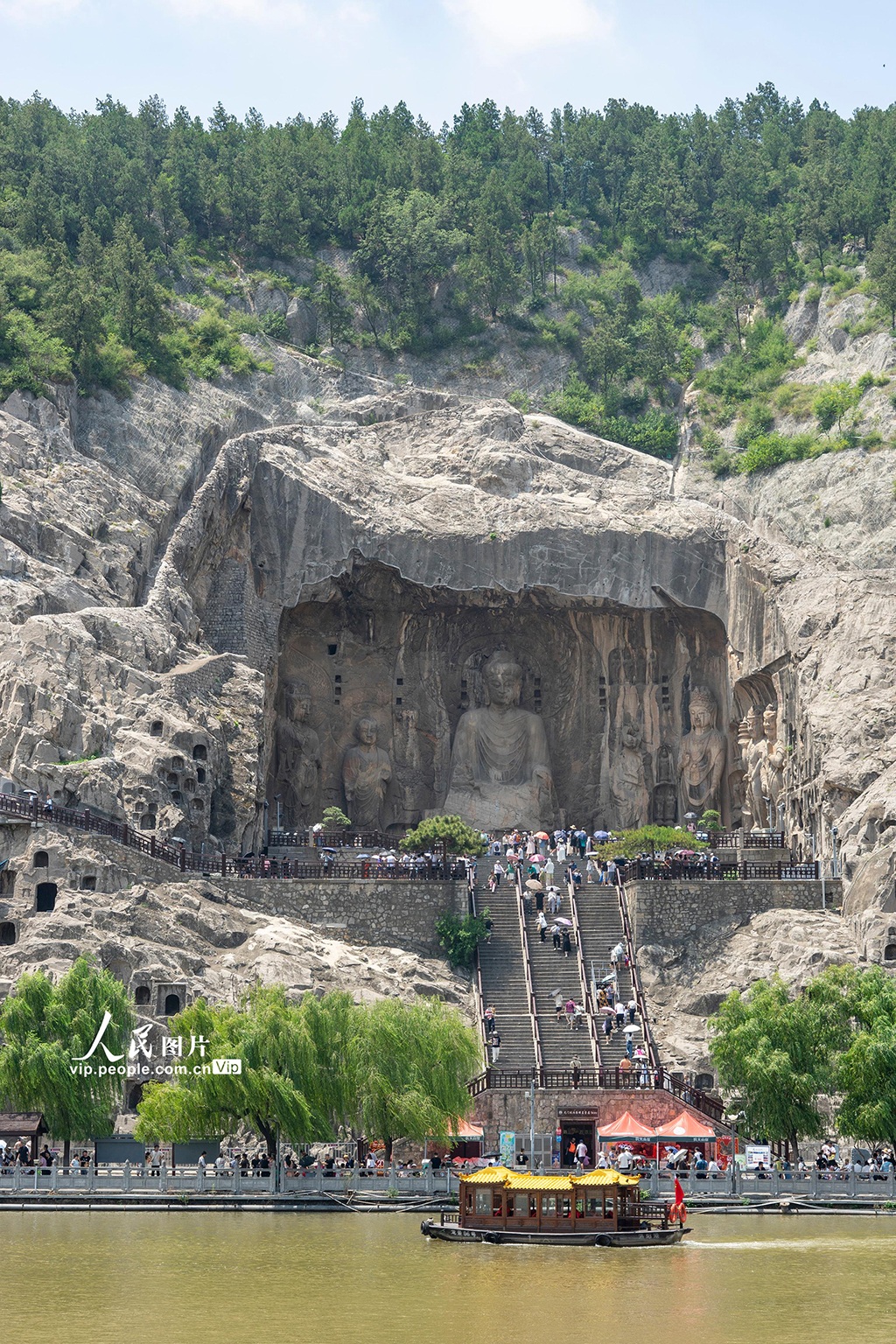 河南洛阳:龙门石窟景区迎暑期旅游热潮