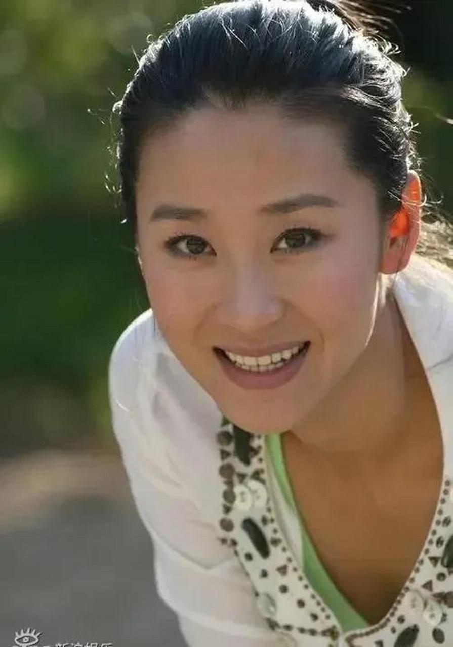 应真,1974年生,1996年出演《红河谷》,是浙江温州少年艺校的舞蹈教师.