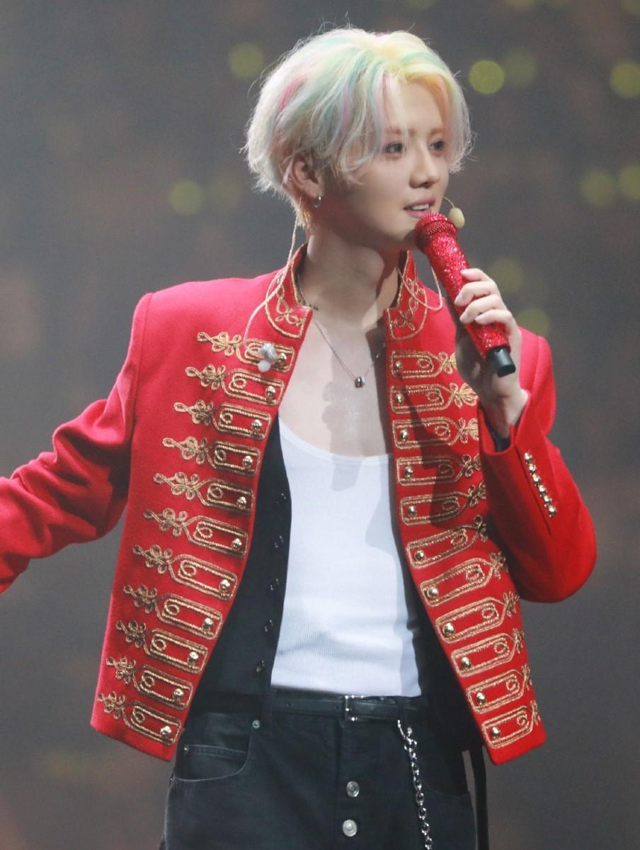 鹿晗北京开唱燃爆全场!青春洋溢的演唱会掀起狂潮