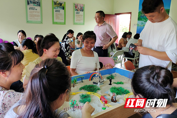 株洲市一中举办沙盘游戏心理技能操作培训