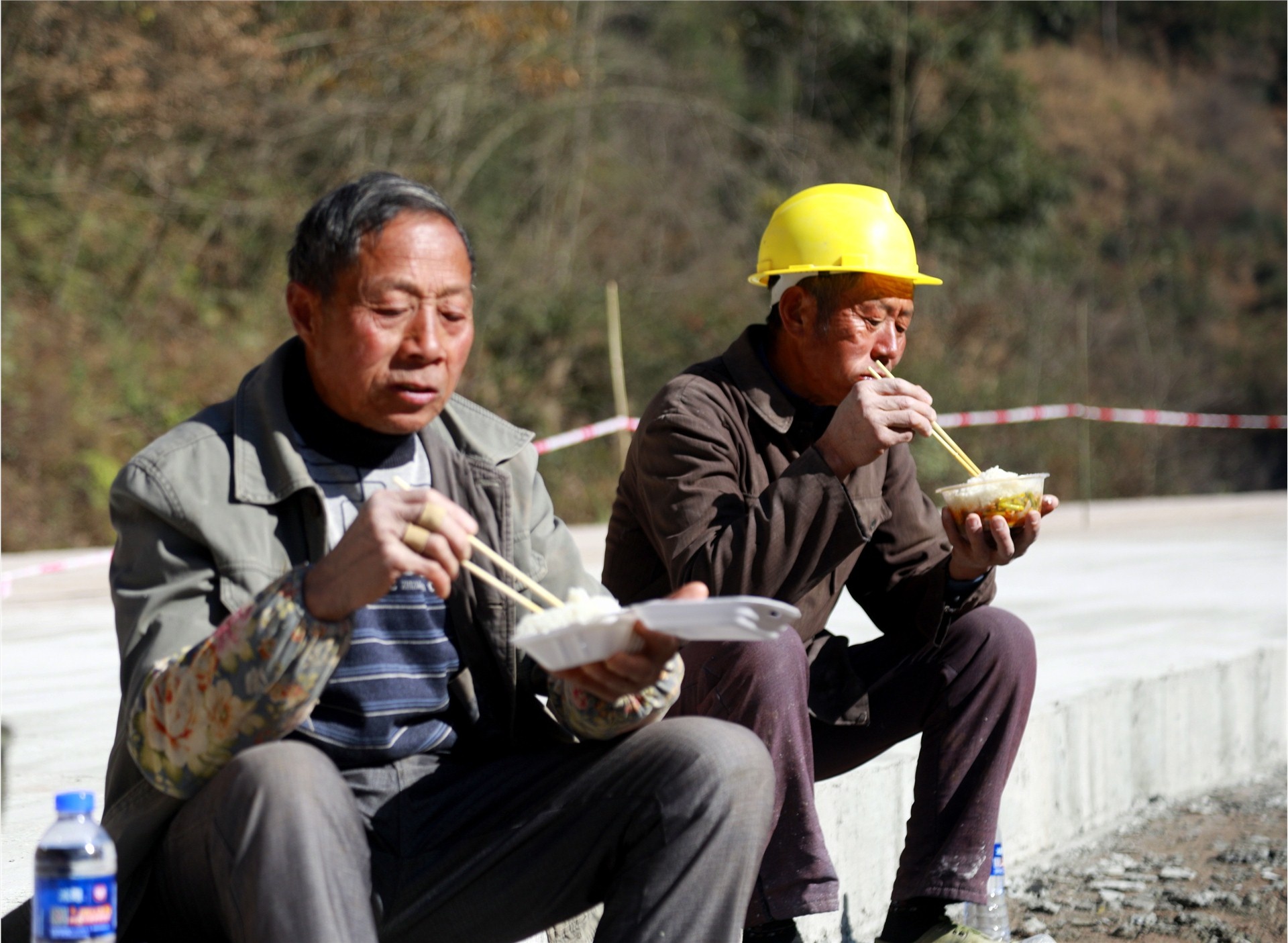 大山里的修路人