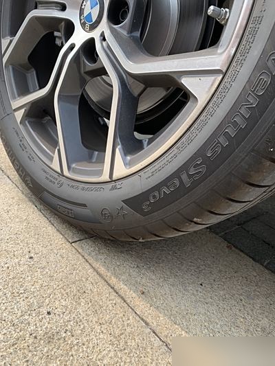 如果您的宝马5系轮胎不慎被钉子扎破,您仍然可以驾车前行,但务必牢记