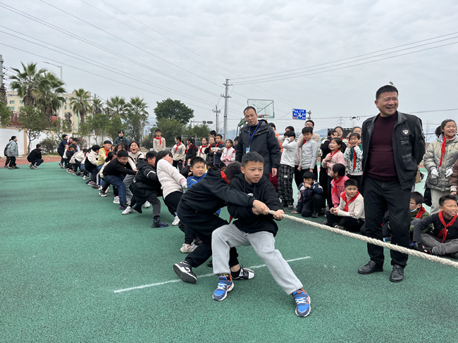 萧江五小举行跳长绳,拔河比赛