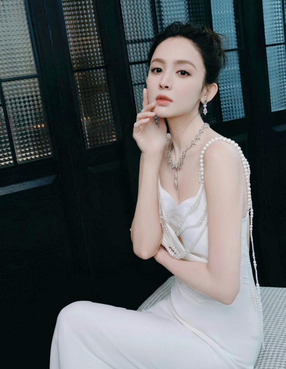 古力娜扎露肩装秀迷人身材