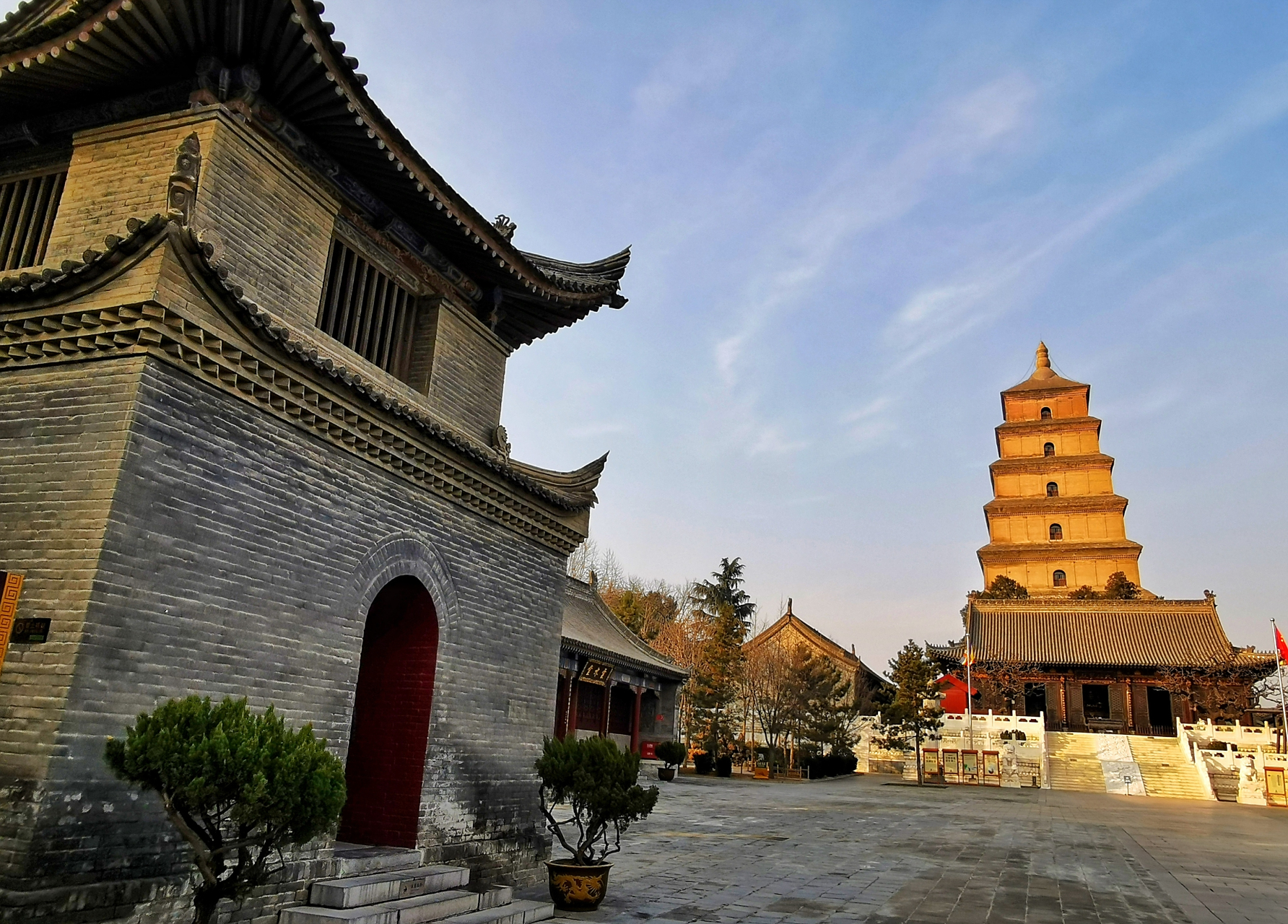 大慈恩寺是历史悠久的佛教寺庙,唯识宗祖庭,唐长安三大译场之一,最引