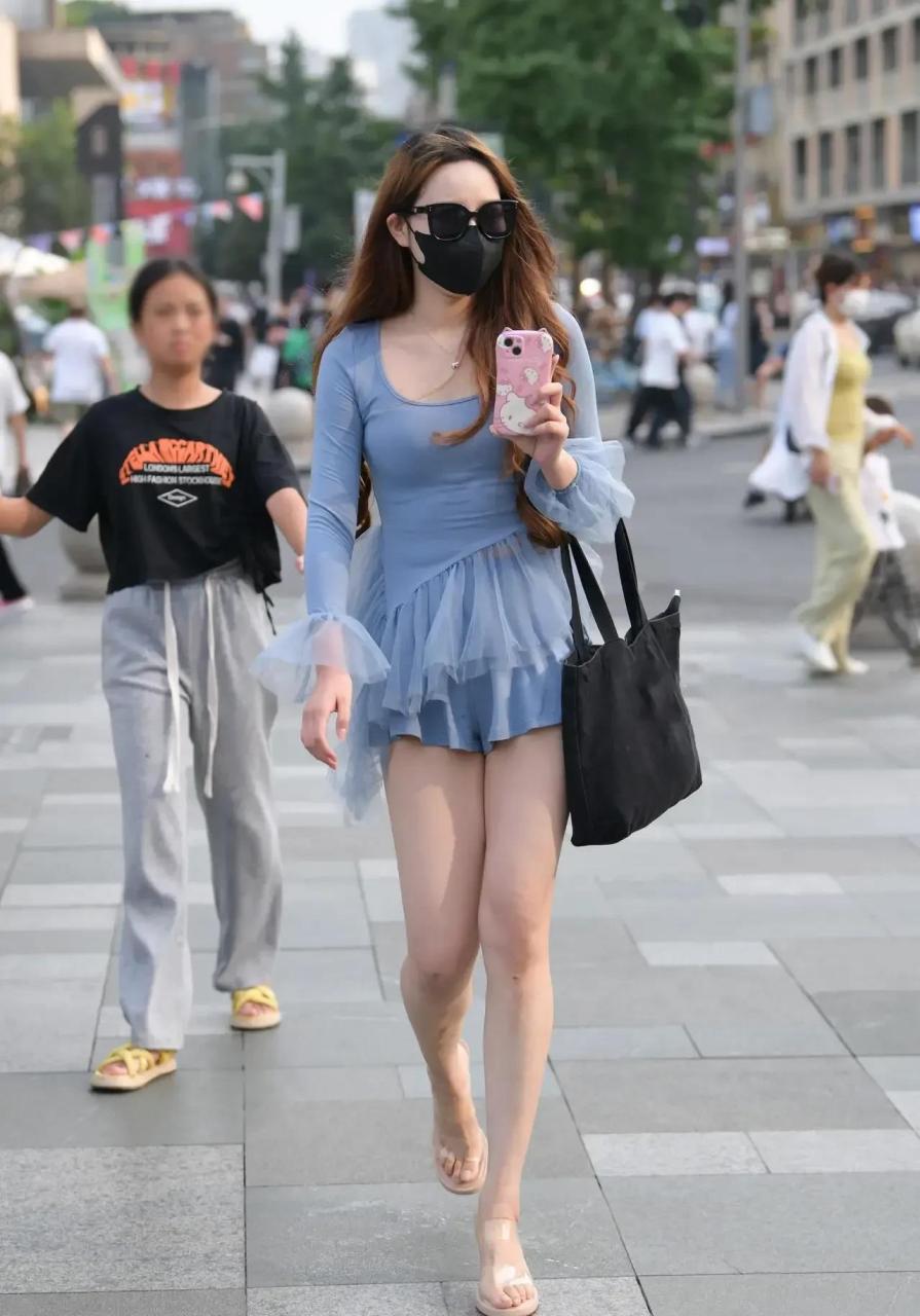 受伤的腿[可爱]#摄影# #美女# #街拍