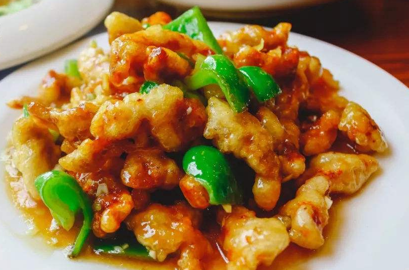 鸡肉鲜嫩软糯,咸蛋黄浓郁幽香,溜肉段,酥脆爽口,浓香美味