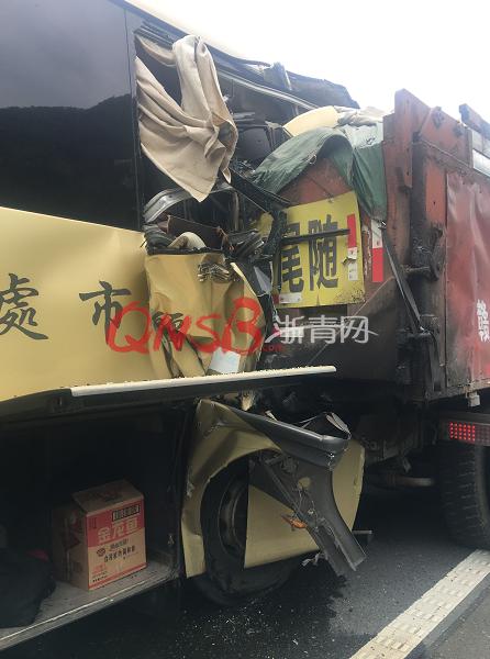 丽水高速路段一乘载17人的客车追尾大货车,造成4人受伤,1人死亡