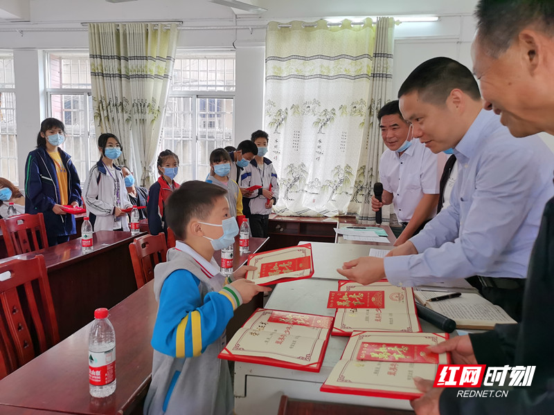 靖州飞山小学校长图片