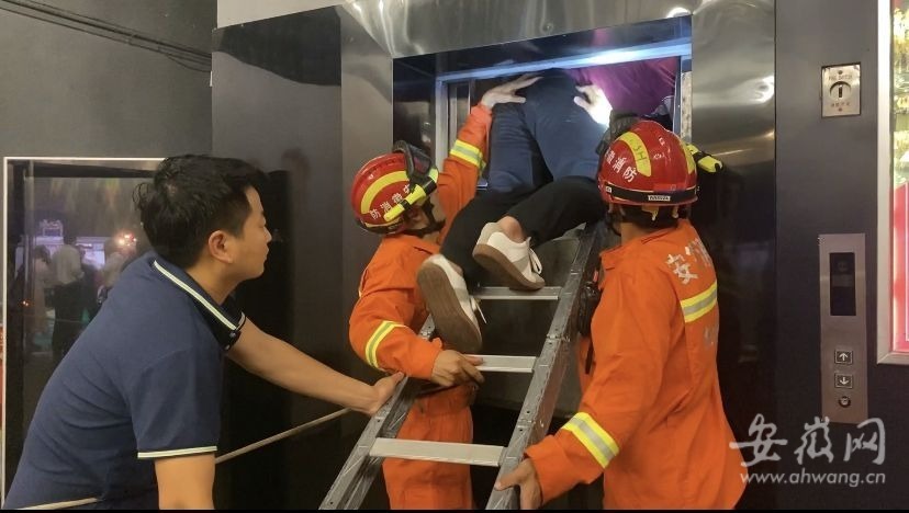 淮北一酒店9名客人被困电梯内