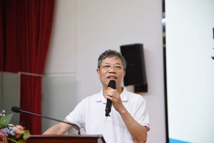 赤湾学校举办罗占军老师荣休欢送会