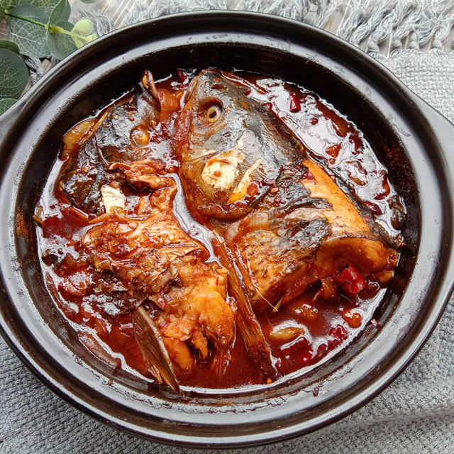 by 笑笑昵 原料:草鱼头,啤酒,洋葱,蒜片,姜片,干辣椒,盐,酱油,香辣酱.