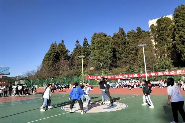 富源县第六中学毕业班篮球赛精彩开赛