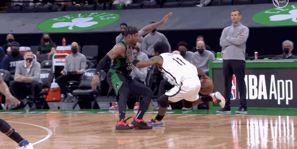 冲上热搜!11中8斯玛特完胜欧文,造进攻犯规疑似假摔引争议