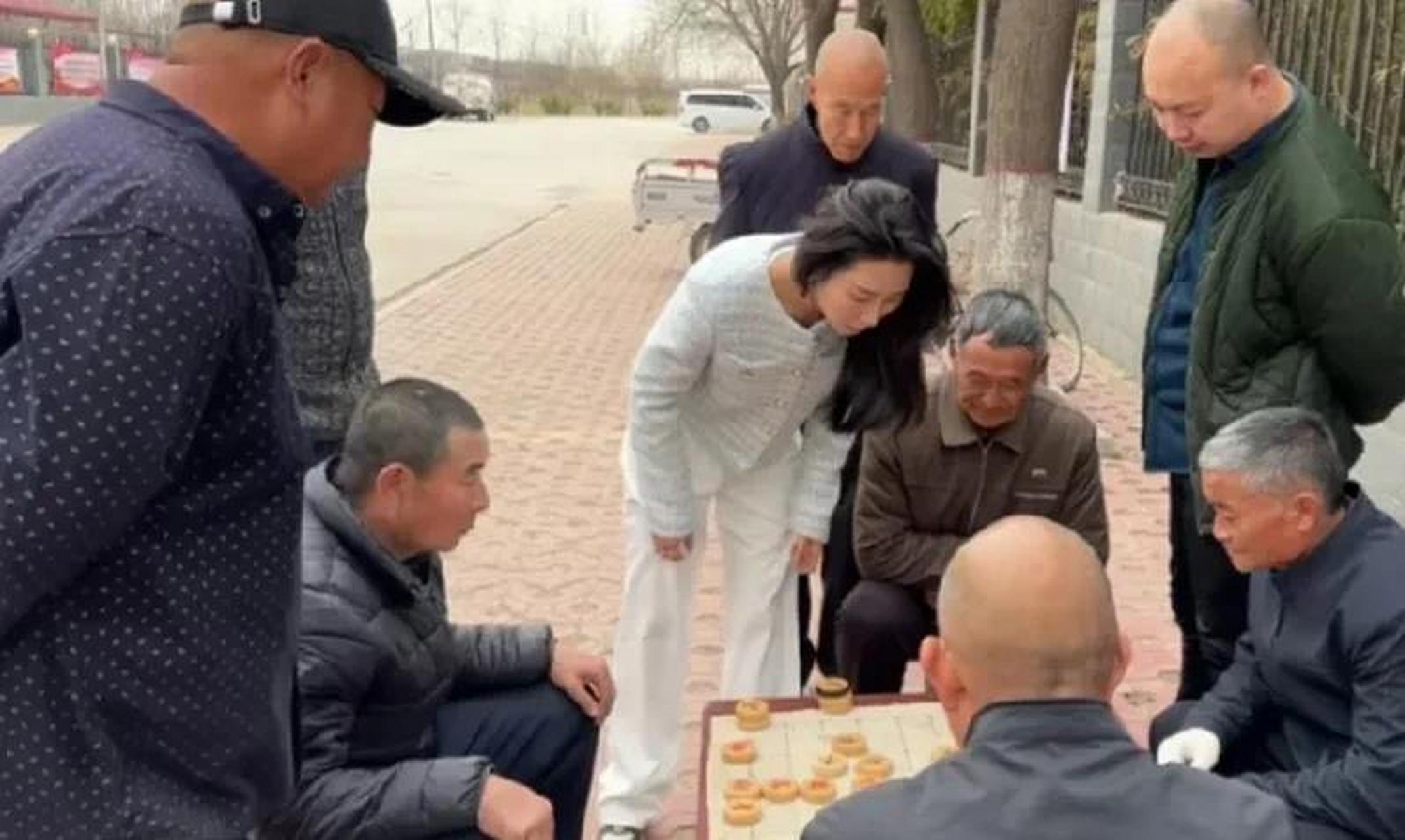 其在网络上有一千多万粉丝,据说王铁锤真名为宋洁,1995年出生,棋协