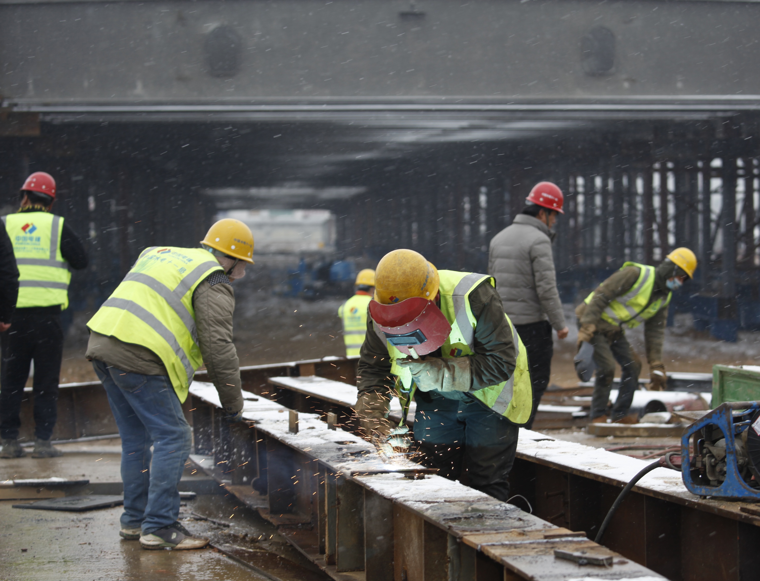 河南南阳:致敬!风雪中的城市建设者