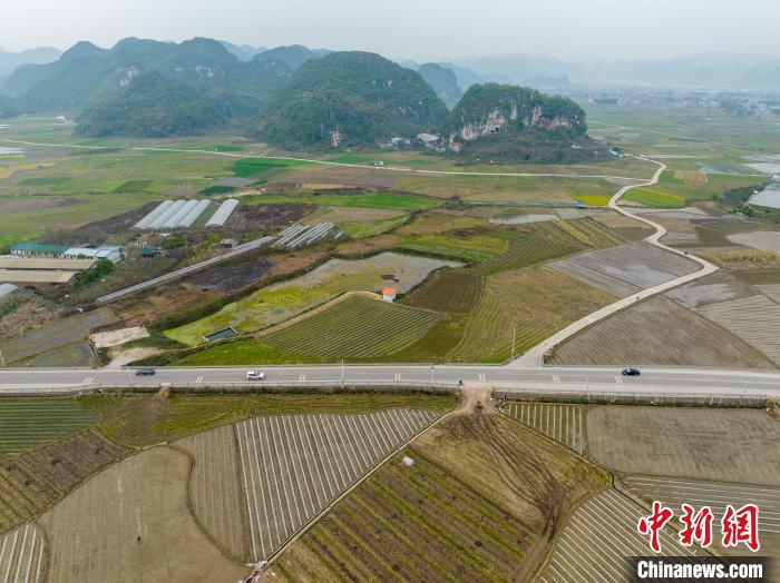 航拍"十大最美农村路"广西柳州市渡村至成团公路