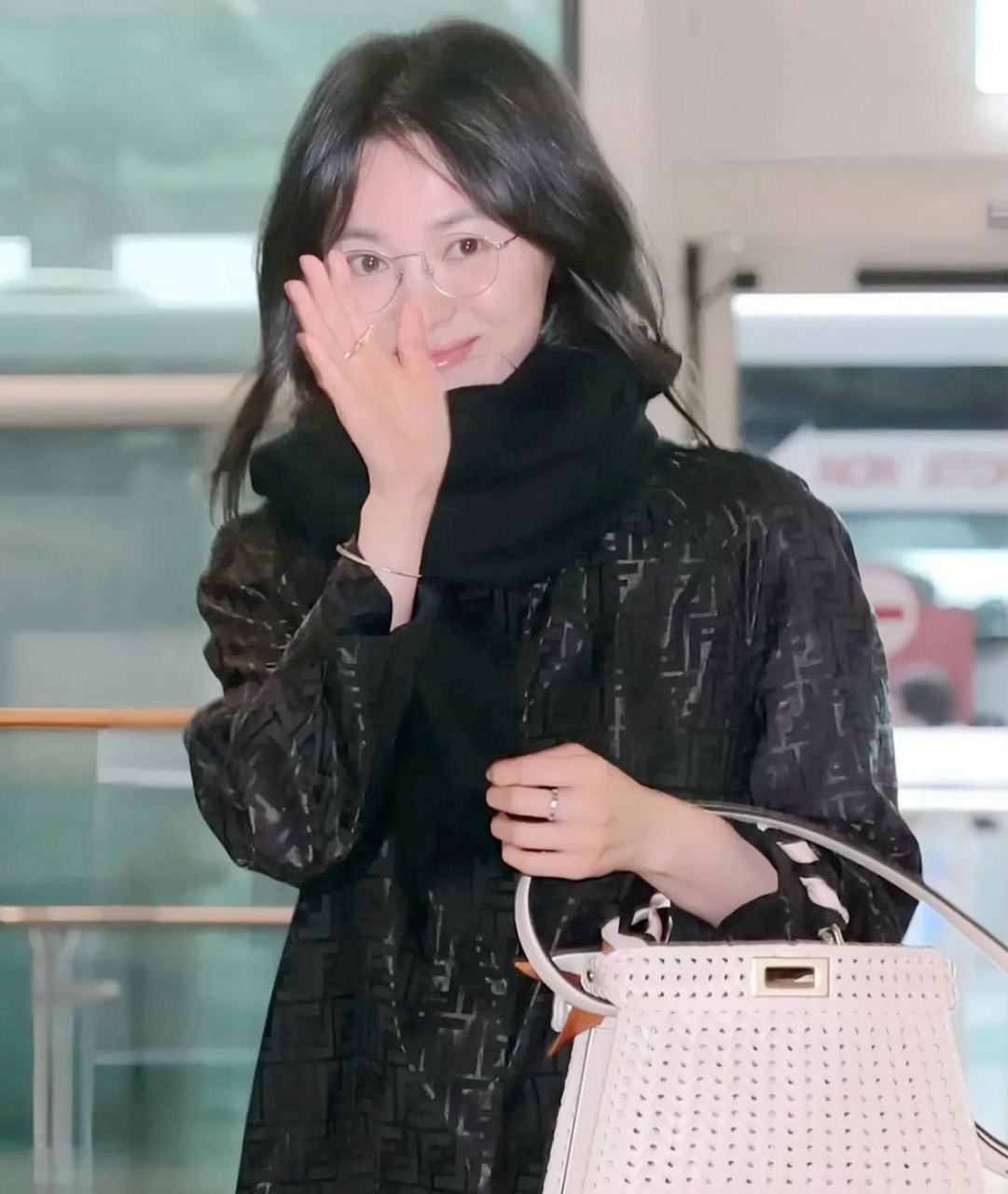 宋慧乔素颜机场戴眼镜,皮肤真好,摸起来很舒服.