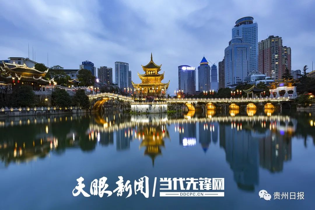 贵阳市甲秀楼夜景.摄/朱进