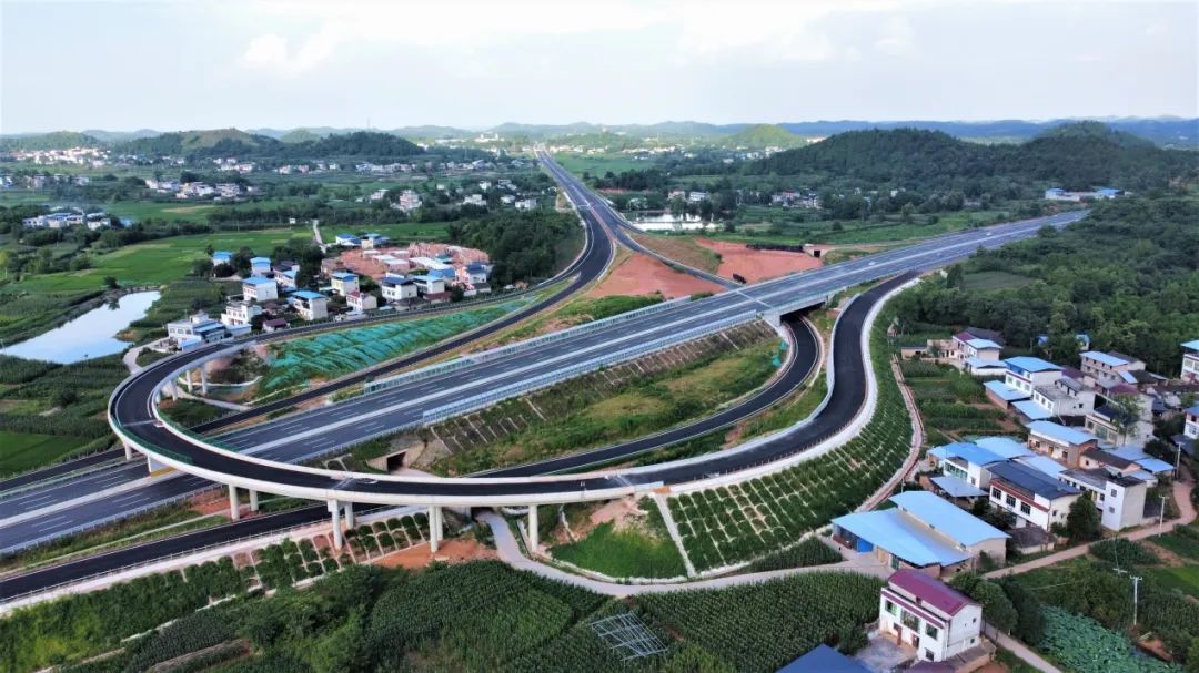 国庆献礼四川遂德高速通车