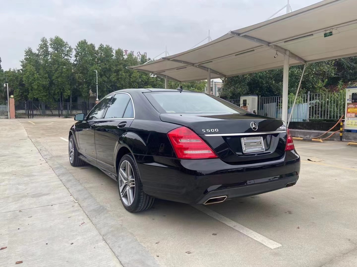 13年奔驰s550仅售12万,浓郁的商务气场,主导全球的豪华车市场