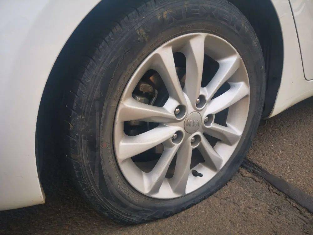 轮胎爆胎后是不是必须要更换轮胎?还能修复吗?