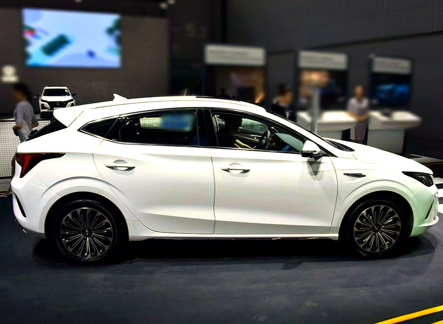 年轻人专属,长安逸动xt成最美两厢车