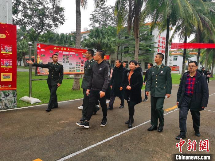 南部战区陆军某海防旅新兵团邀请优秀新兵亲属参加授衔仪式