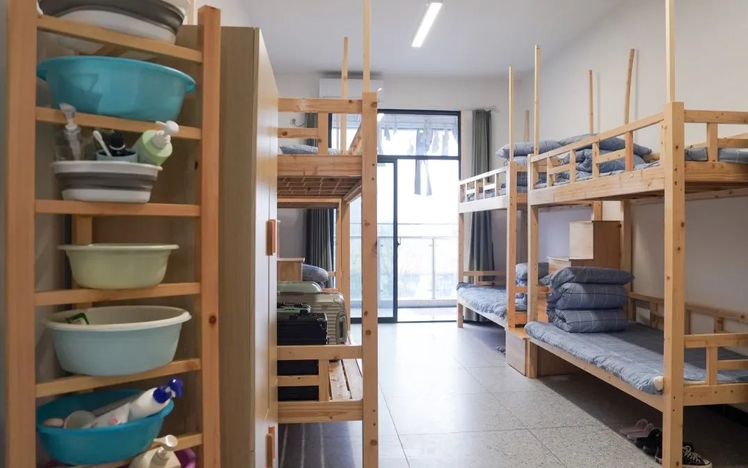 宿舍和餐厅高标准配置,设有大型图书阅览中心,让书香沉浸校园.