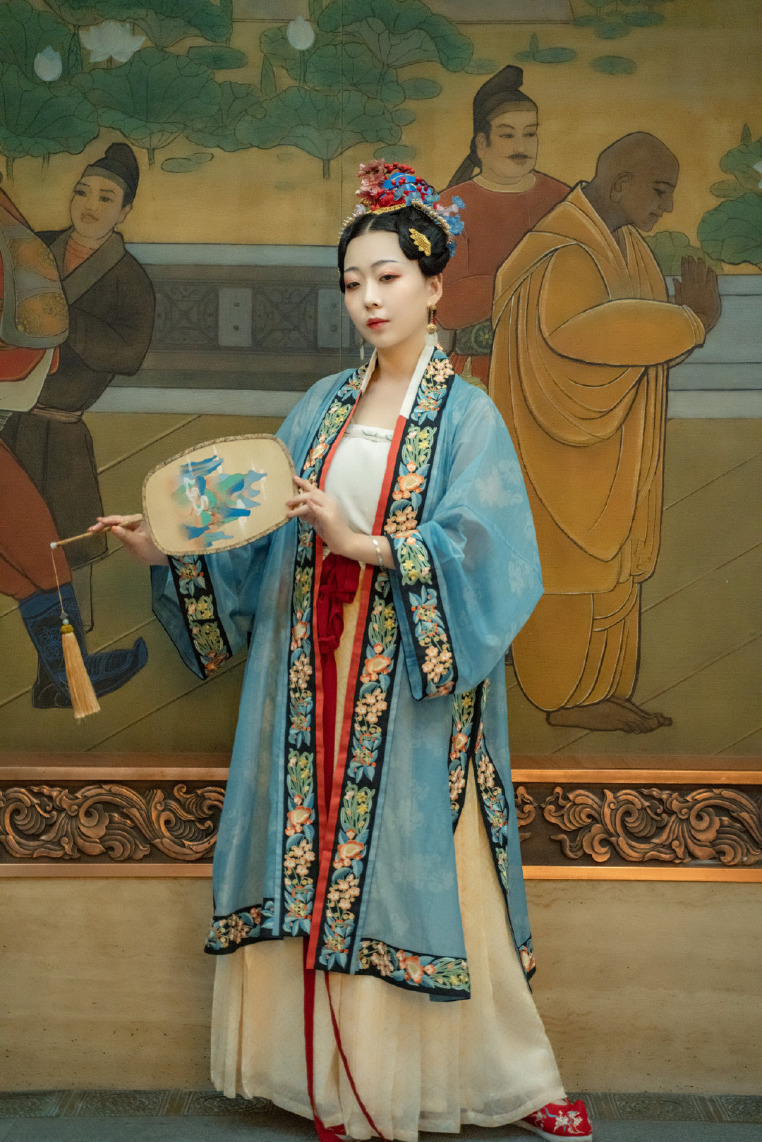 宋制汉服也可以很华丽,配色张扬又个性,穿上就是大宋最时尚的崽